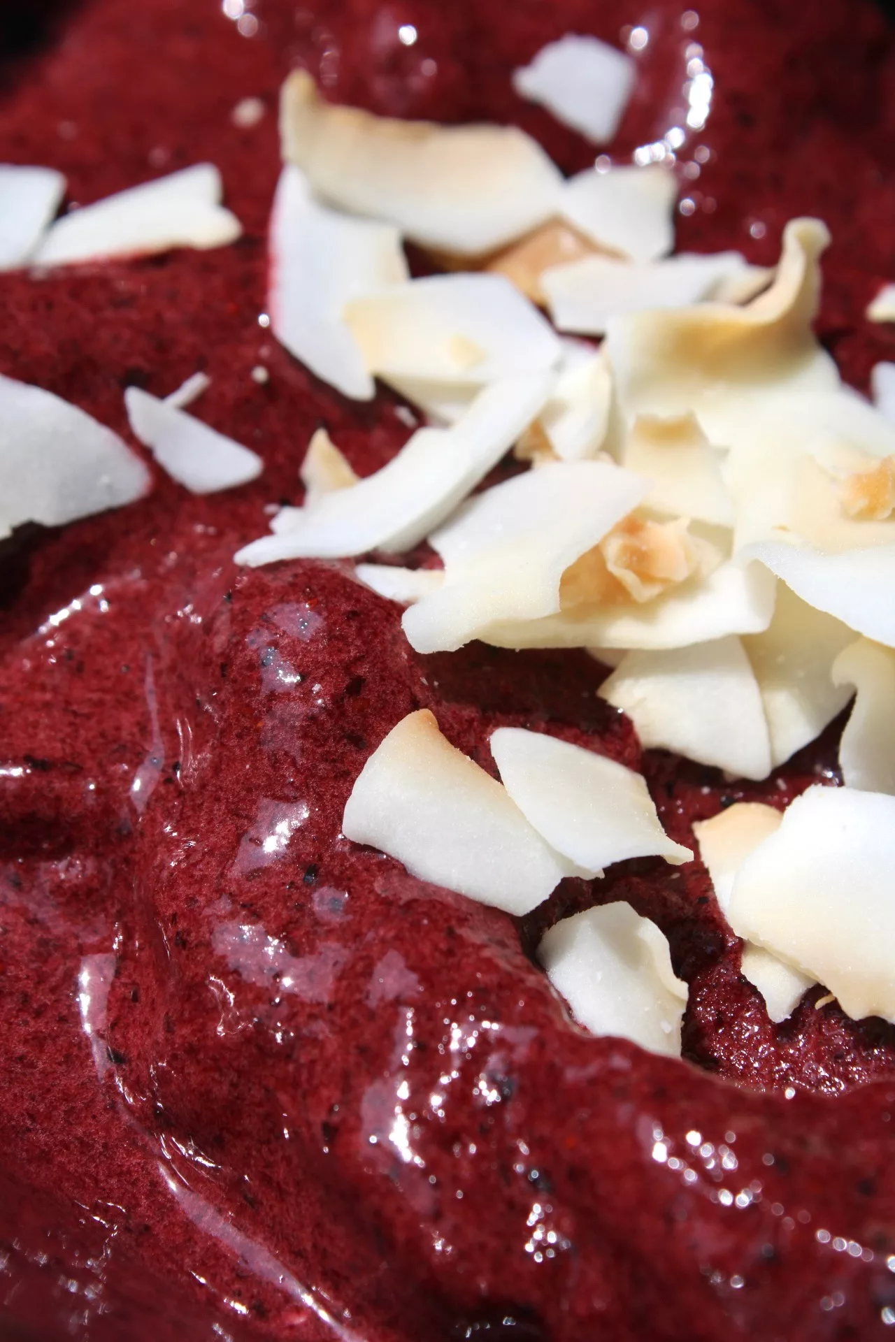 Un bowl açaí AURA garni de fruits frais et de graines